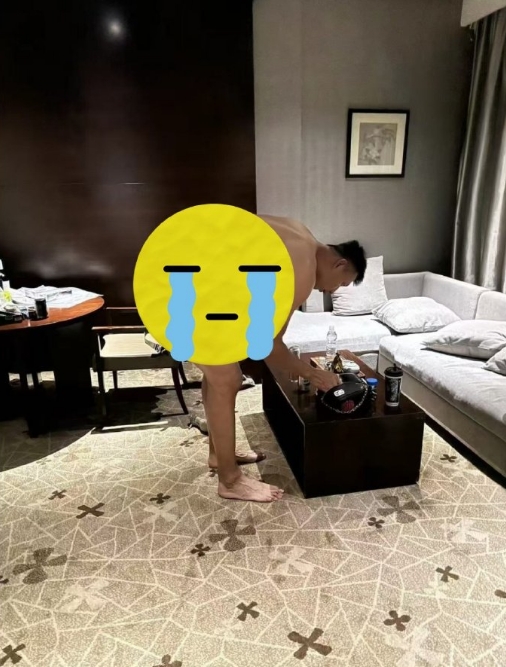 非常相似?🍉网友发现易建联曾在机场用过酷似今日事件中的手包